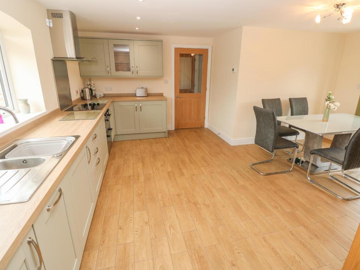 Вилла Woodpecker Barn Pontyclun Экстерьер фото