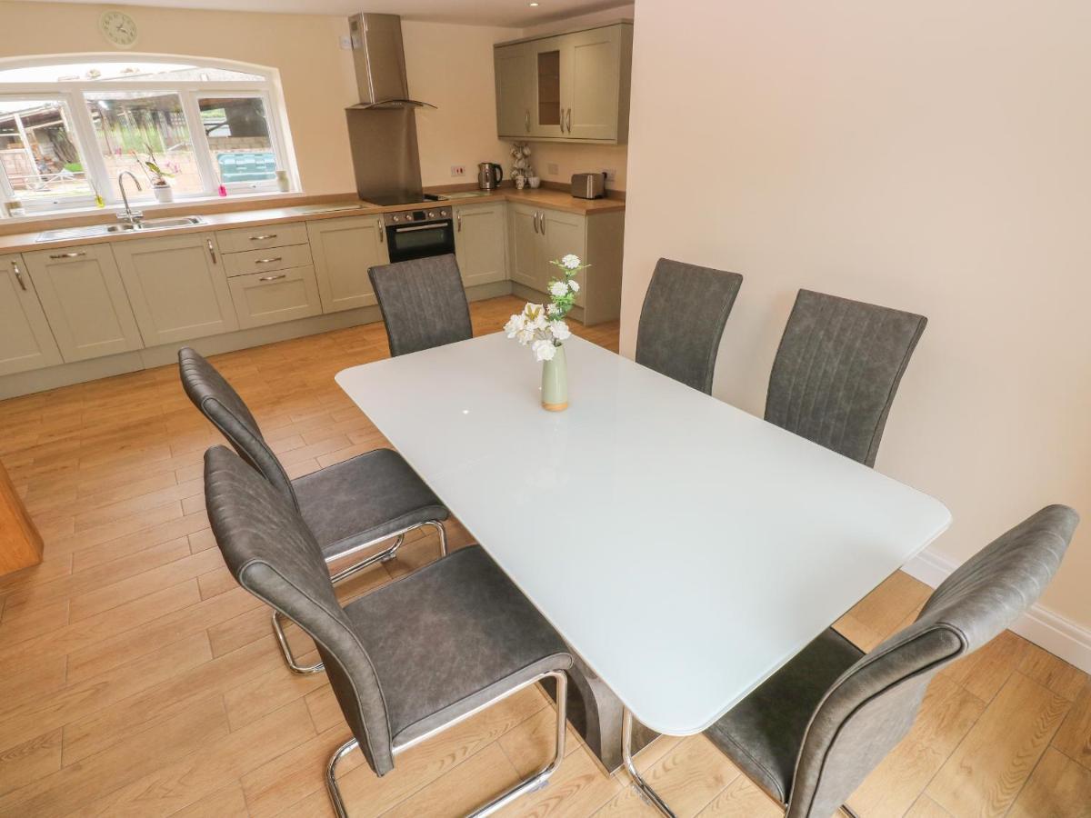 Вилла Woodpecker Barn Pontyclun Экстерьер фото