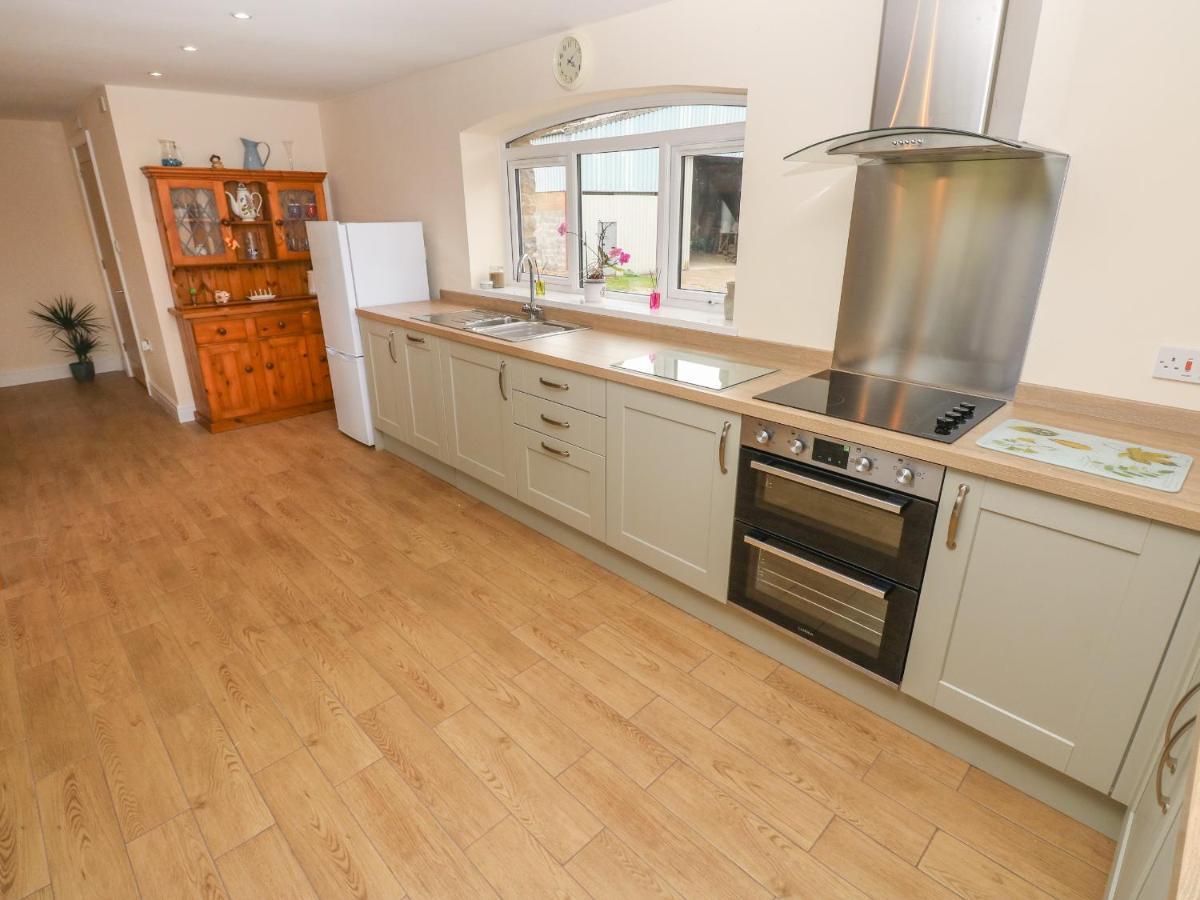 Вилла Woodpecker Barn Pontyclun Экстерьер фото