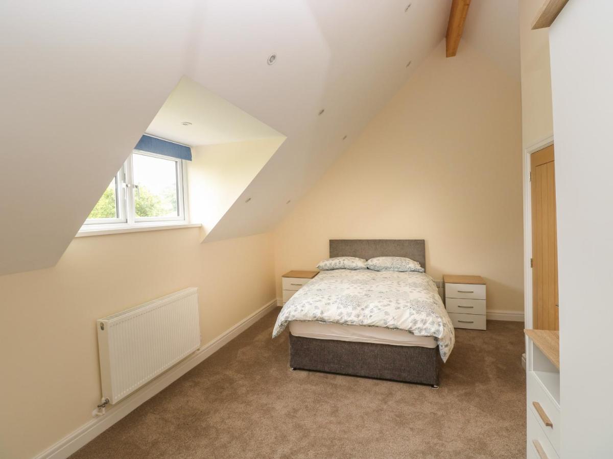 Вилла Woodpecker Barn Pontyclun Экстерьер фото